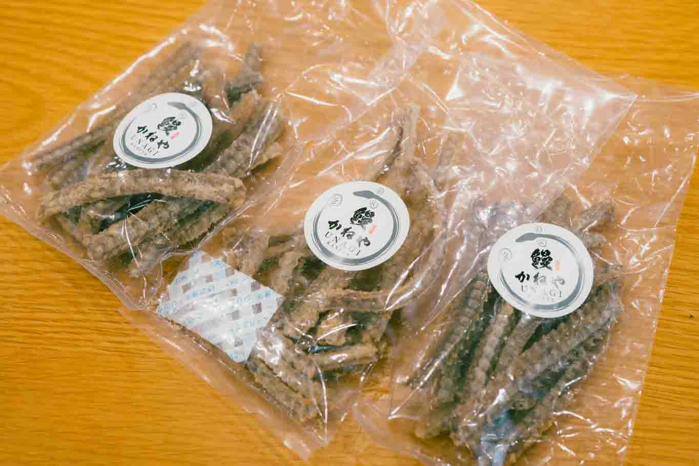 かねやで販売している骨せんべい