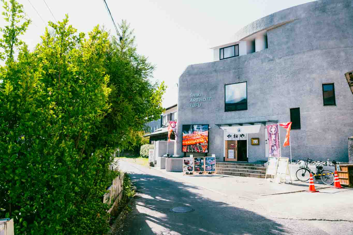 湯布院のかねやの店先