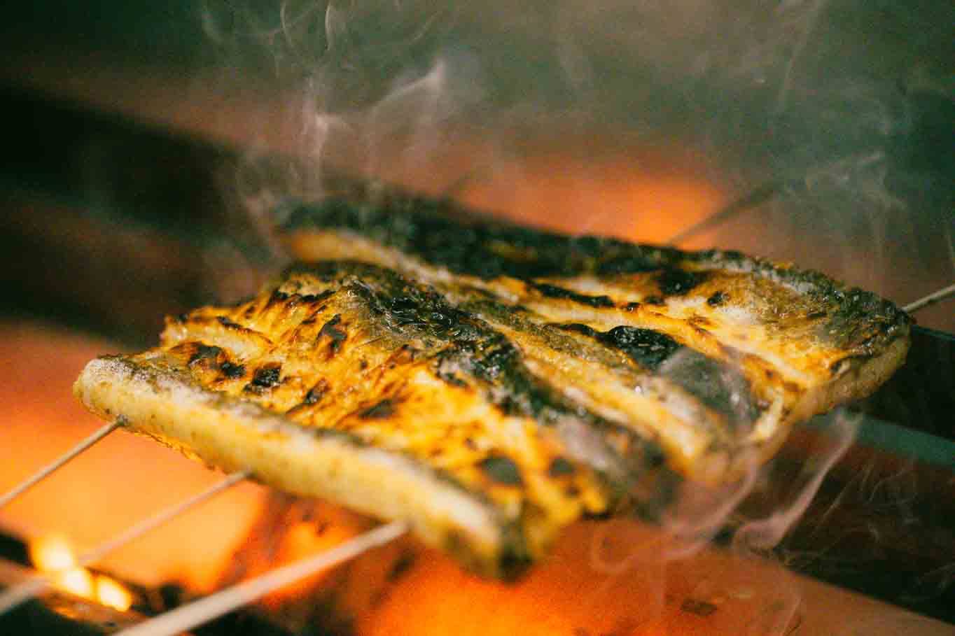 かねやで鰻を香ばしく焼き上げる様子