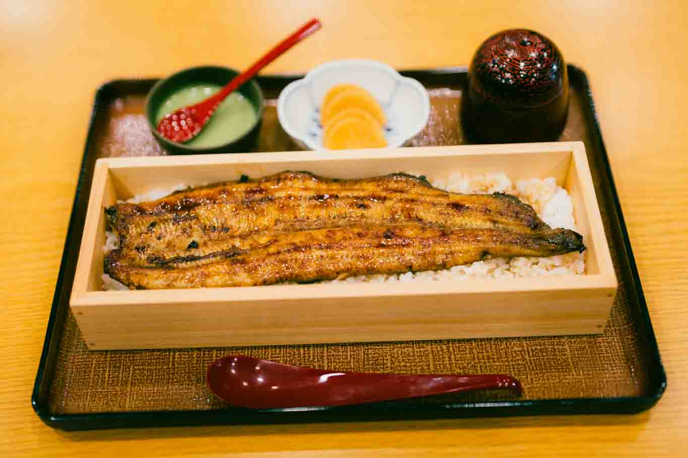 一本の鰻を盛り付けた御膳