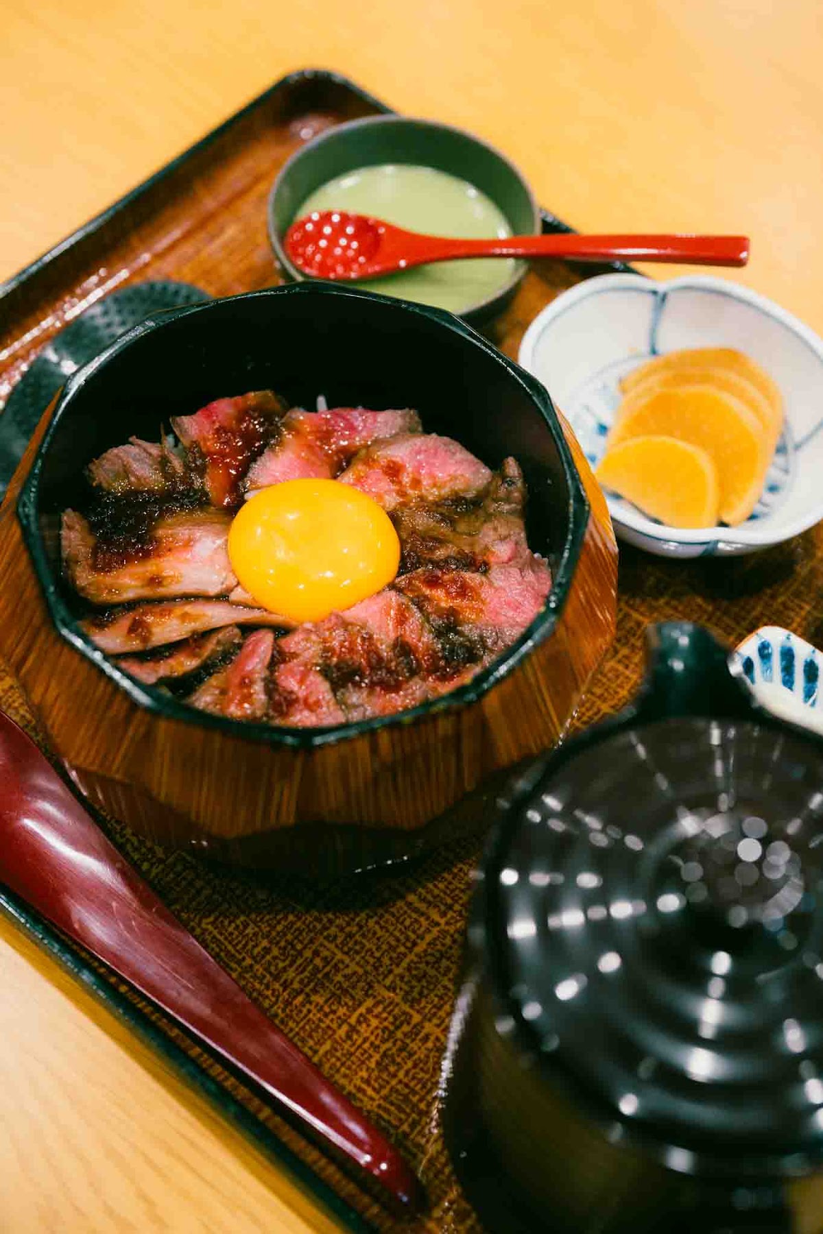 卵黄を添えた和牛ひつまぶし